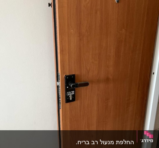 דלת עץ עם מנעול ידית מתכת שחורה